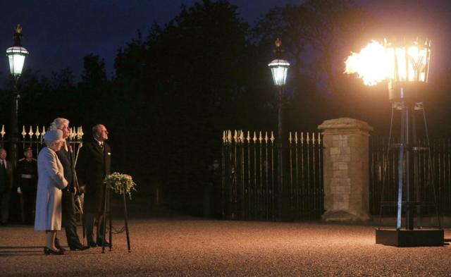 英國女王伊麗莎白二世在愛丁堡公爵的陪同下，在溫莎城堡為二戰勝利70週年紀念活動舉行亮燈儀式。