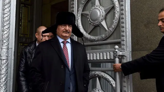 Халифа Хафтар выходит из МИД России после встречи с министром Сергеем Лавровым в ноябре 2016 года