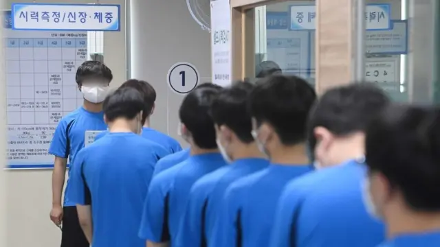 지난해 경기도 수원시 경인지방병무청에서 신체검사 받고있는 입영대상자