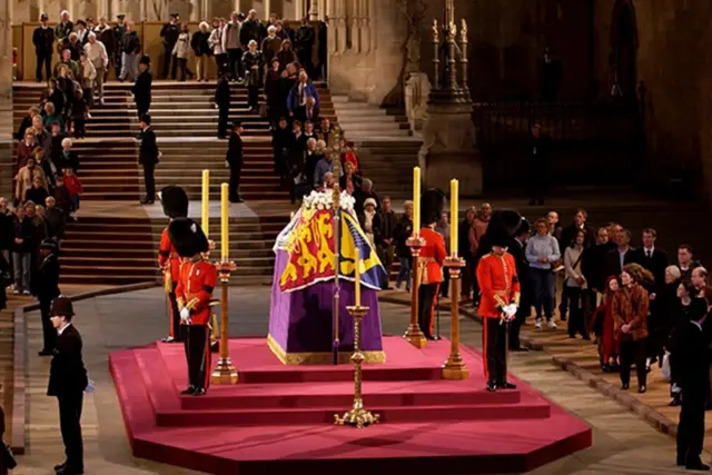 ராணியின் தாயார் இறுதி மரியாதை