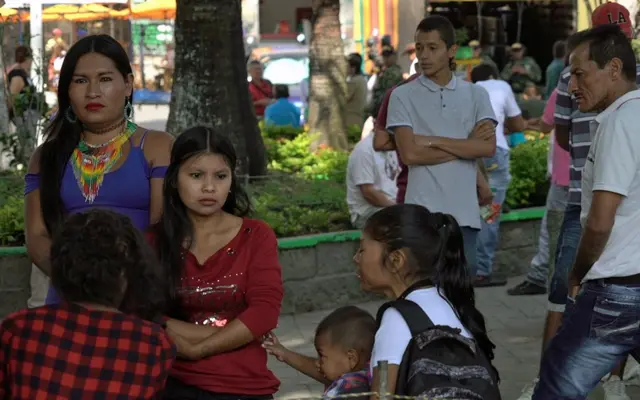 Samantha Siagama en la plaza del pueblo