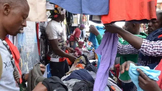 Watu husafiri kutoka maeneo ya mbali na karibu kununua bidhaa katika soko la Gikomba