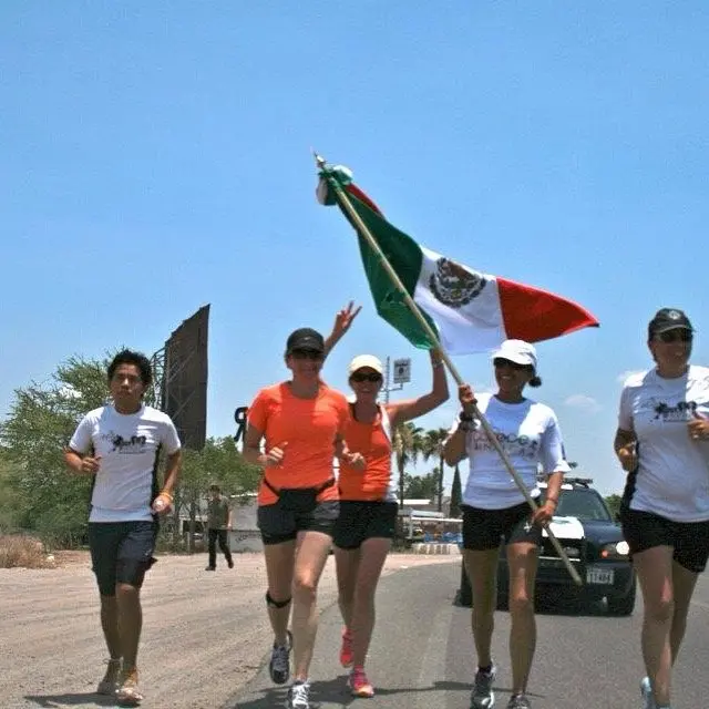 Norma Bastidas con la bandera de México