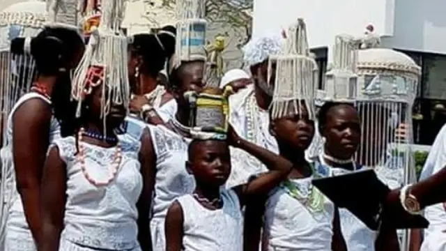 An obinrin to wọ asọ funfun