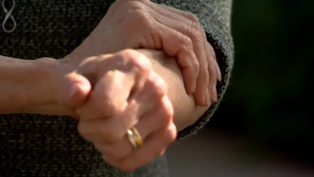 Aux fourneaux, Jo Cameron se brûle souvent le bras. Pourtant, elle ne le réalise que lorsque l'odeur de chair brûlée arrive à ses narines.