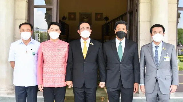 นายกฯ จับมือนายปรเมศร์ (ซ้ายมือของนายกฯ) และนายชัชชาติ ระหว่างถ่ายภาพหมู่เป็นที่ระลึกหน้าตึกไทยคู่ฟ้า โดยมีนายอนุทิน ชาญวีรกูล และนายชัยวุฒิ ธนาคมานุสรณ์ ร่วมด้วย