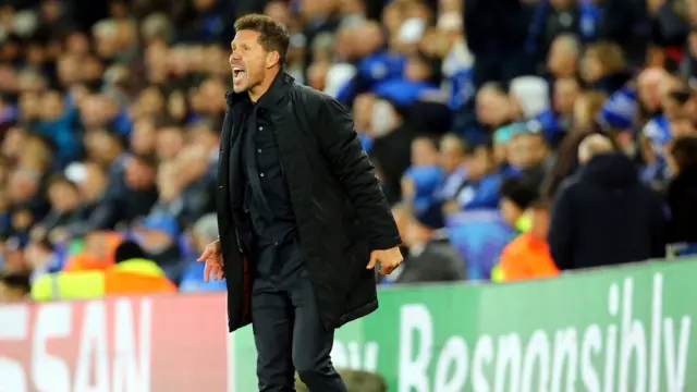 المدير الفني لأتليتكو مدريد ديغو سيميوني يوجه تعليماته لفريقه خلال المباراة