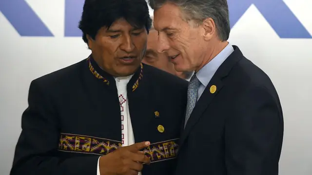 Mauricio Macri y Evo Morales conversa en una cumbre presidencial.