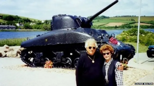 Кен Смолл и Лаура Болтон возле мемориального танка