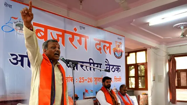 ভাষণ দিচ্ছেন বিশ্ব হিন্দু পরিষদের নেতা ড: সুরেন্দ্র জৈন