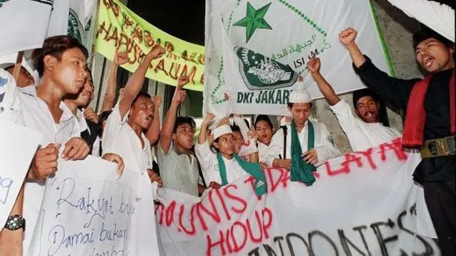 Pemuda Muslim meneriakkan slogan-slogan pada 04 Mei 1999 saat demonstrasi di Kementerian Kehakiman untuk menuntut kementerian waspada terhadap kemungkinan dengan apa yang disebut sebagai bangkitnya kembali komunisme.
