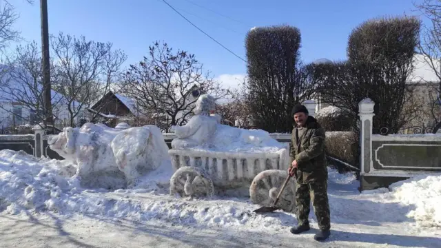Майстер, що ліпить гігантські снігові скульптури в себе на подвір'ї