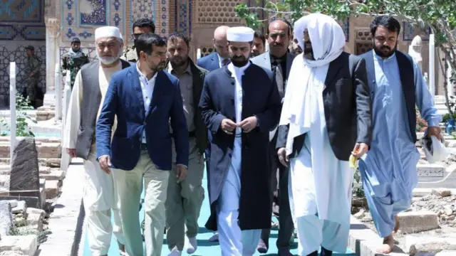 حضور والی و برخی از مقامات هرات در مراسم گل‌گذاری در مزار خواجه عبدالله انصار