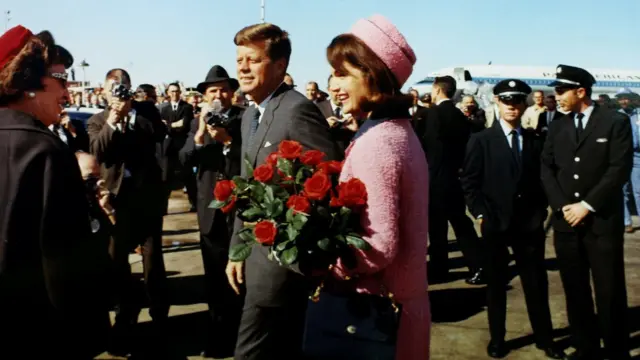 جان اف کندی و همسرش ژاکلین، حدود ساعت ۱۱ و نیم صبح وارد فرودگاه لاو فیلد دالاس تگزاس شدند