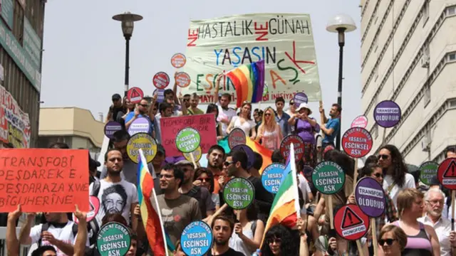 Kaos GL'nin etkinliğinden bir fotoğraf. Yaşasın Eşcinsel Aşk pankartları var.