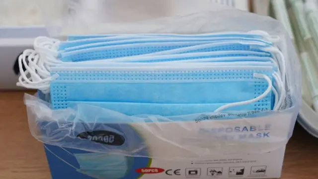 Las autoridades sanitarias han recomendado el uso de mascarillas en espacios públicos.