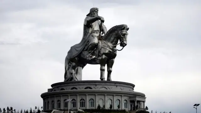 Moğolistan'da Cengiz Han'ın atlı heykeli.