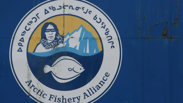 Una pintura en una pared con el logotipo de la Alianza de Pescadores del Ártico.