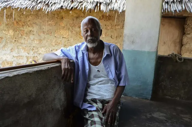 ኣብ ደገ ኮፍ ዝበሉ ወላዲ