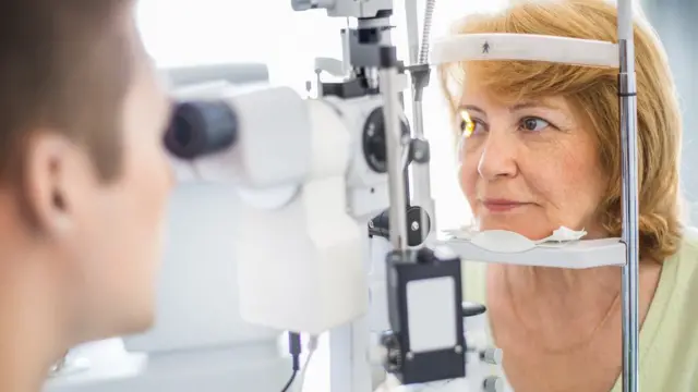 Exámen ocular a mujer