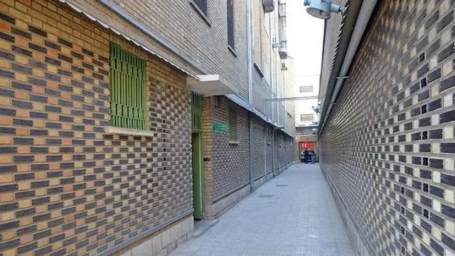 تصویری از راهروهای زندان توحید که پس از انقلاب بازداشتگاه موقتی بود که مخالفان در آنجا بازجویی و شکنجه میشدند