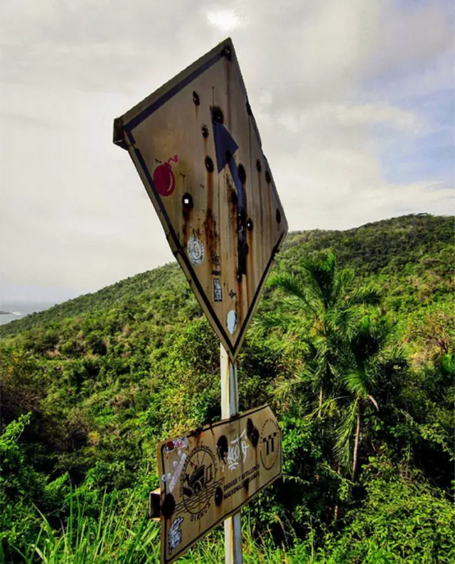 Cartel con tiros de pistola