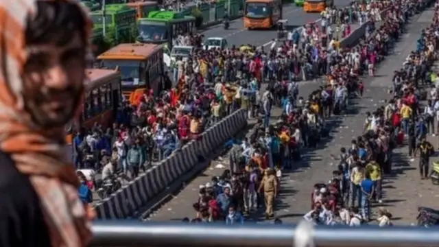 மார்ச் 28-ஆம் தேதியன்று டெல்லி ஆனந்த் விஹார் பகுதியில் திரண்ட புலம்பெயர் தொழிலாளர்கள்