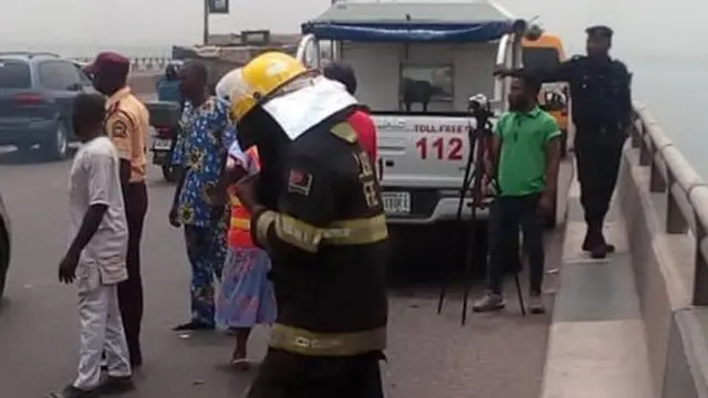 Emergency rescue teams wey dey ground to rescue di man.