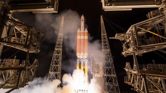 El cohete Delta IV Heavy de United Launch Alliance lanza la sonda solar Parker de la NASA para tocar el Sol desde el complejo de lanzamiento 37 en la estación de la Fuerza Aérea de Cabo Cañaveral el 12 de agosto de 2018 en Cabo Cañaveral, Florida 