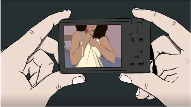 شخص يصور امرأة على هاتفه