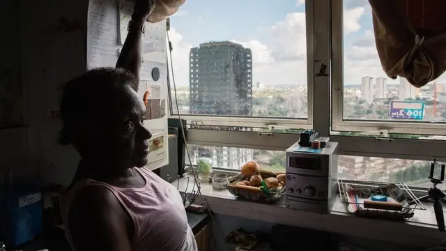 弗洛倫斯公寓的窗口正對著失火的格蘭菲爾塔樓