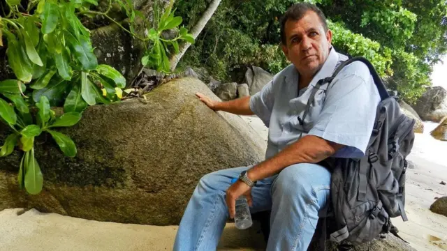 约翰在马赫岛的岩石上寻找他认为的海盗标记