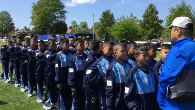 anak-anak thailand selatan latihan bola di Leicester City.