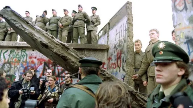 ਤੀਜਾ ਪੜਾਅ 1965 ਤੋਂ 1975 ਤੱਕ ਦਾ ਰਿਹਾ ਜਦੋਂ ਦੀਵਾਰ ਖੜ੍ਹੀ ਕੀਤੀ ਗਈ।