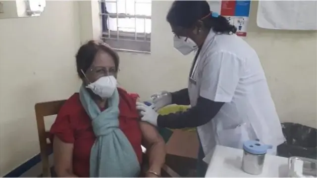 টিকা দেয়া হচ্ছে।