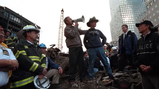 হামলার পর ধ্বংসস্তুপ সরানোর কাজে দমকল বাহিনীর সঙ্গে যোগ দেন প্রেসিডেন্ট বুশ।