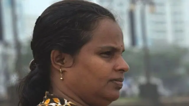 माया देवी यांनी बसण्याच्या अधिकाराची मागणी केली असता त्यांना नोकरी सोडावी लागली.