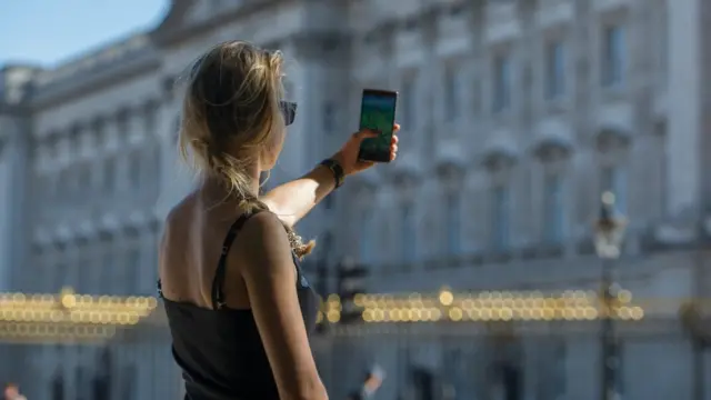 Жена с мобилним телефоном