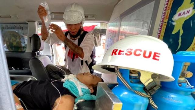 在仰光赫勒丹（Hledan）鎮，受傷男子在一輛救護車上接受治療。