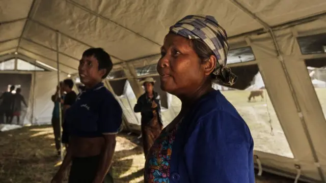 ชาวบ้านบ้านหินลาด มาช่วยออกแรงกางเต็นท์ที่ได้รับบริจาค