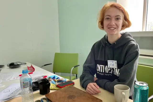 كاتيا، عاملة إغاثة متطوعة في مركز للاجئين الأوكرانيين في نارفا