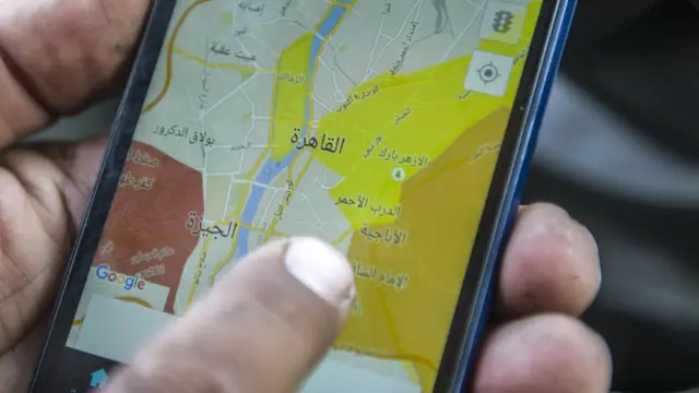 رجل يشاهد خريطة القاهرة على هاتف محمول