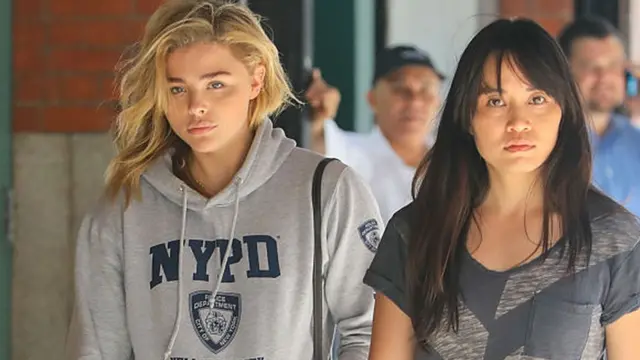 الممثلة كلوي غرايس موريتز ترتدي سترة تحمل العلامة التجارية لشرطة نيويورك