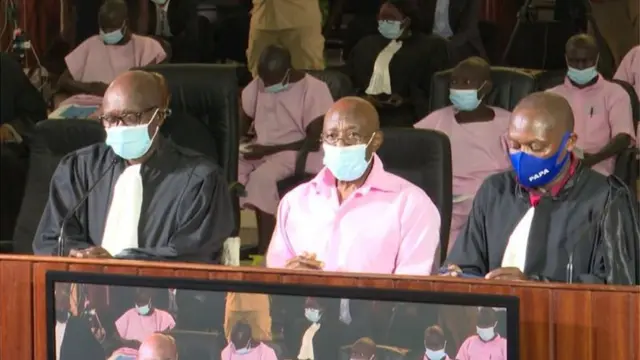 Rusesabagina n'abunganizi be Gatera Gashabana (ibumoso) na Rudakemwa Félix, mu iburanisha ryo ku wa gatanu