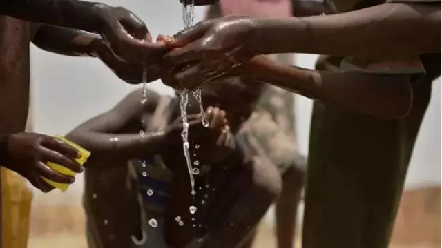 Utumaro dutanu dukomeye tw'amazi yo kunywa ku magara yacu - BBC News Gahuza