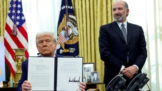 دونالد ترامپ در حال امضای فرمان اجرایی تعرفه‌ها