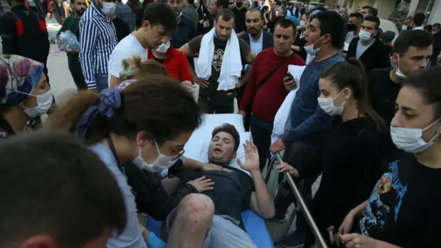 به تدریج زخمی‌ها را از آوار بیرون می‌آورند. از مردم خواسته شده در خیابان‌ها جمع نشوند تا کار امداد عقب نیفتد