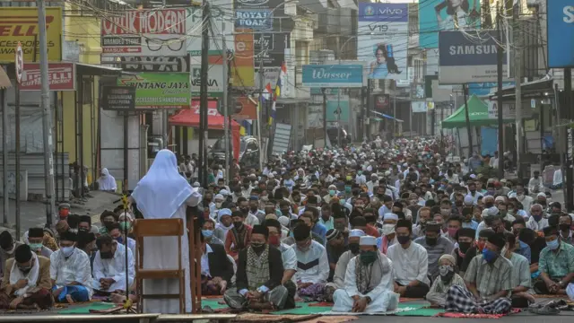 Ribuan umat muslim mengikuti shalat Idul Fitri di Jalan Raya KH Zaenal Musatafa, Kota Tasikmalaya, Jawa Barat, Minggu (24/05).