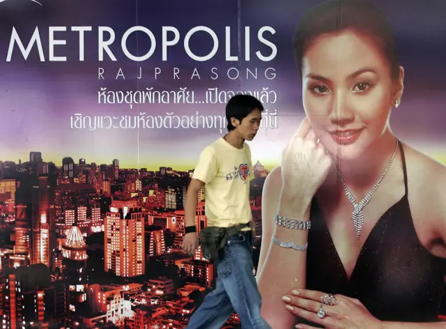 (แฟ้มภาพ) ภาพโฆษณาที่ถ่ายเมื่อปี 2550 สะท้อนให้เห็นว่าภาคธุรกิจอสังหาริมทรัพย์ยังคงเติบโตเพิ่มมากขึ้น