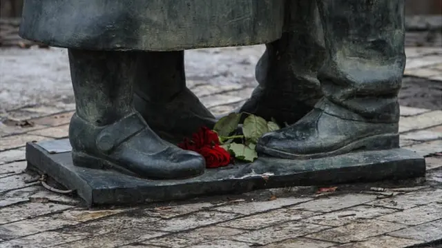 ورود على قاعدة التمثال